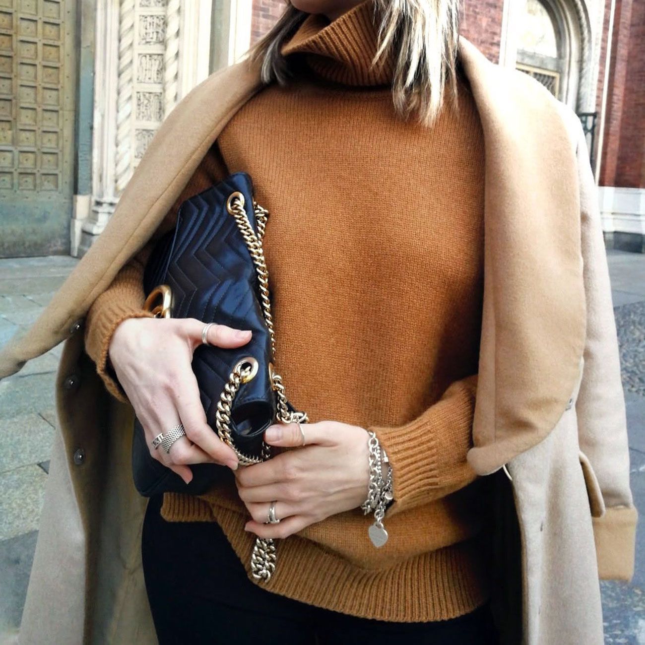 maglia e cappotto cammello