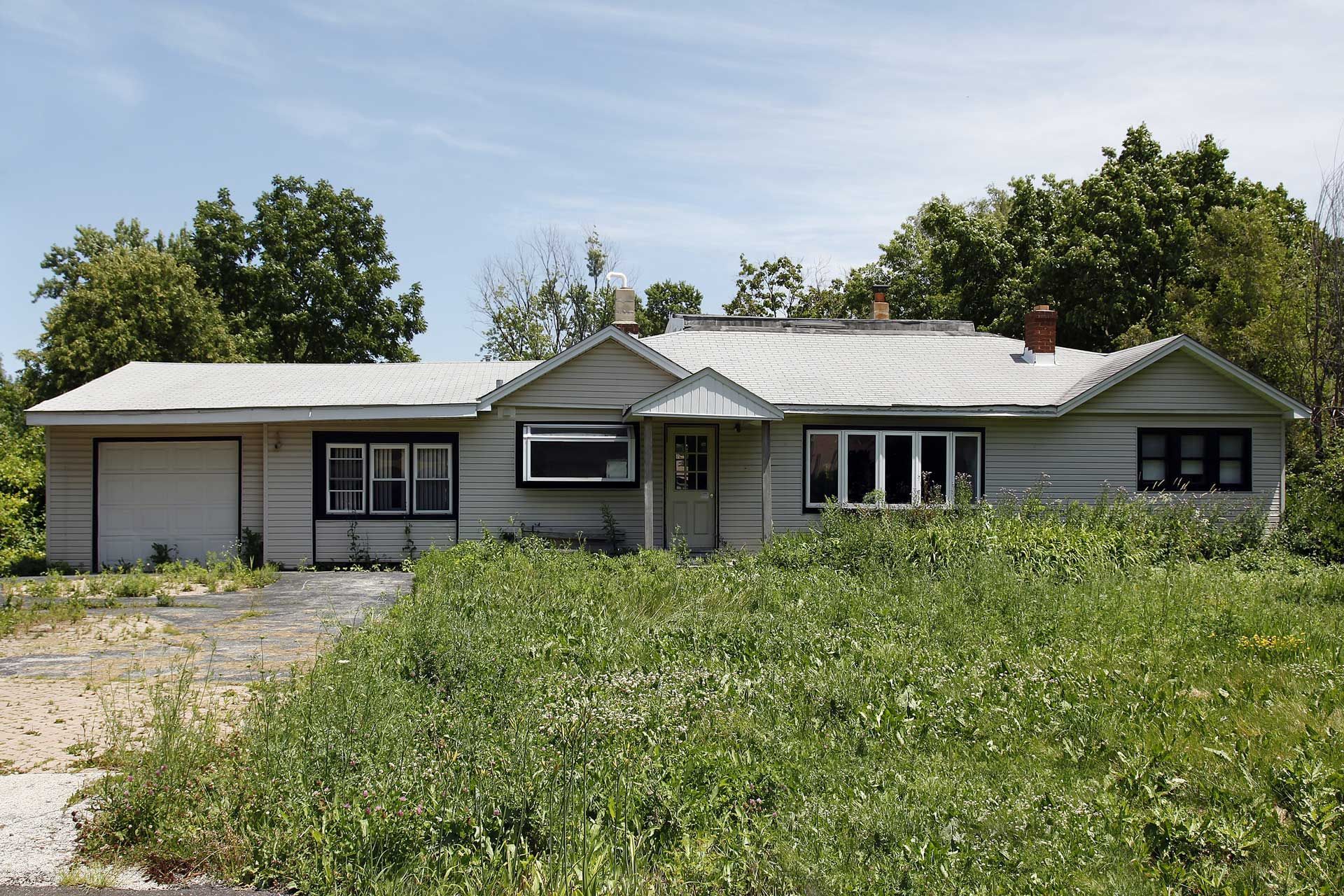 House With Untended Lawn  | Sarasota, FL | Home Buyers Plus, LLC