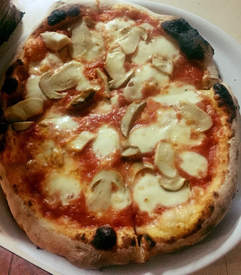 Una pizza con funghi e formaggio 