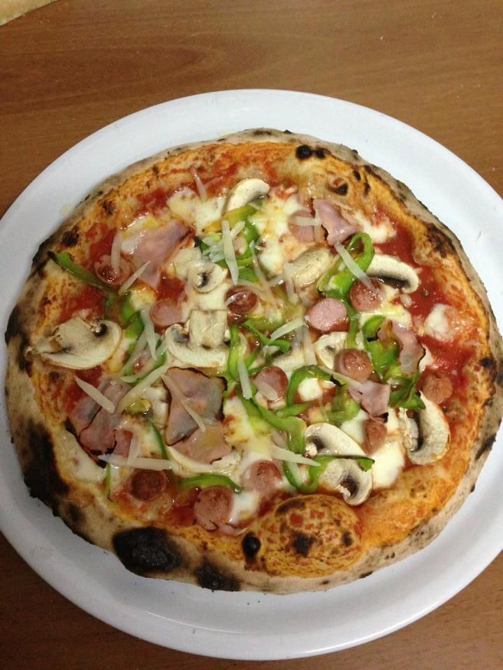 Una pizza con molti condimenti 