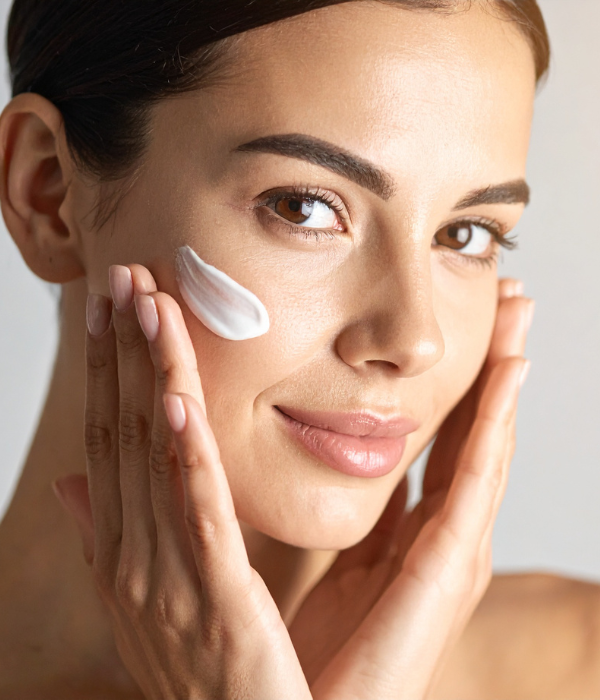 applicazione di una maschera per il viso
