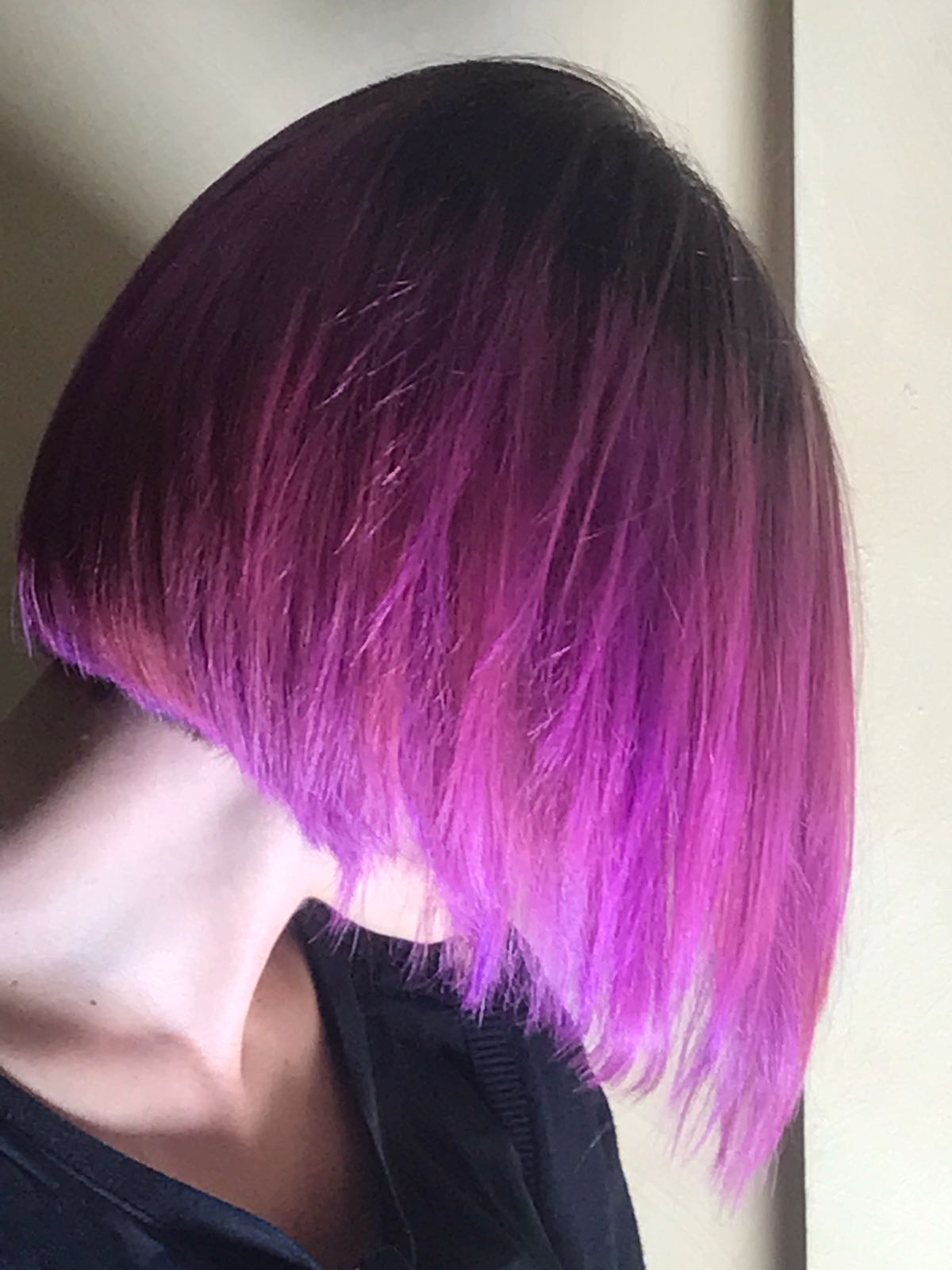 capelli a caschetto fucsia