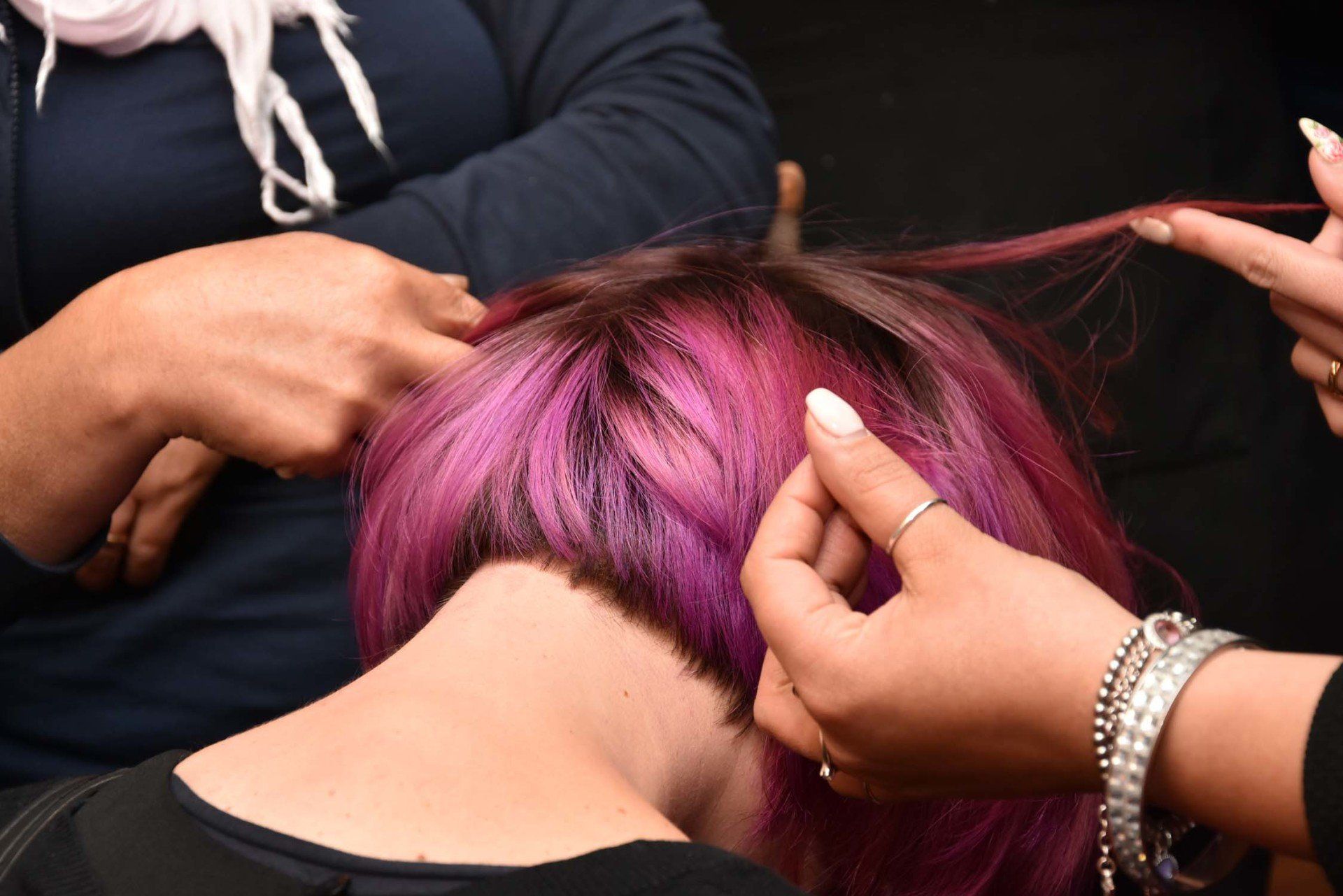 realizzazione di un taglio corto fucsia