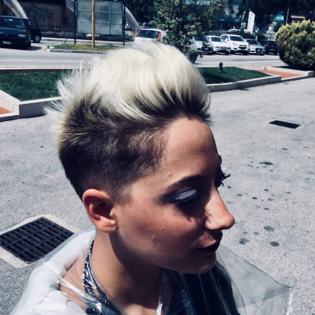 acconciatura con la cresta bionda