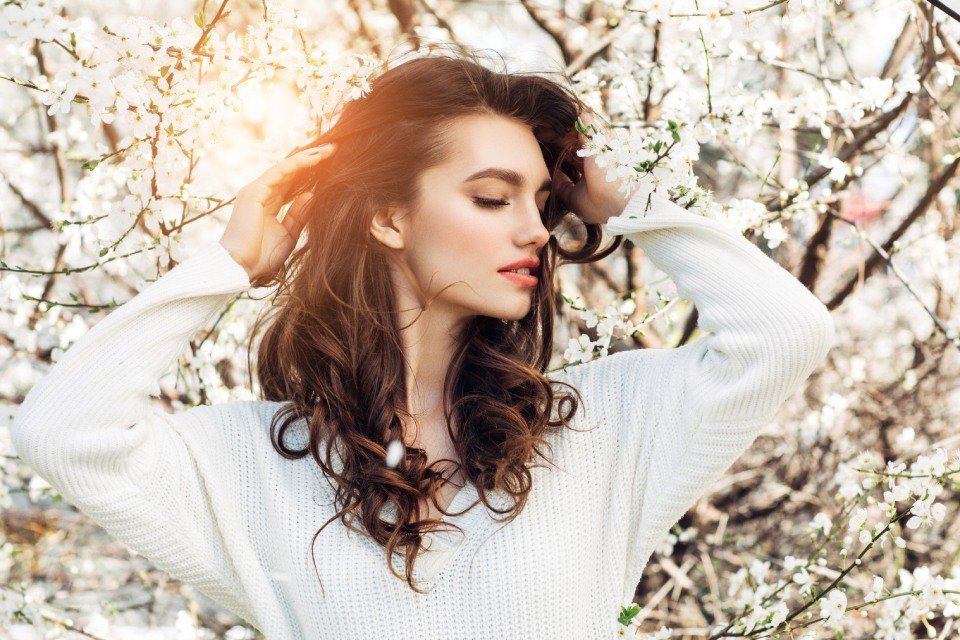 Modella con capelli curati con prodotti professionali