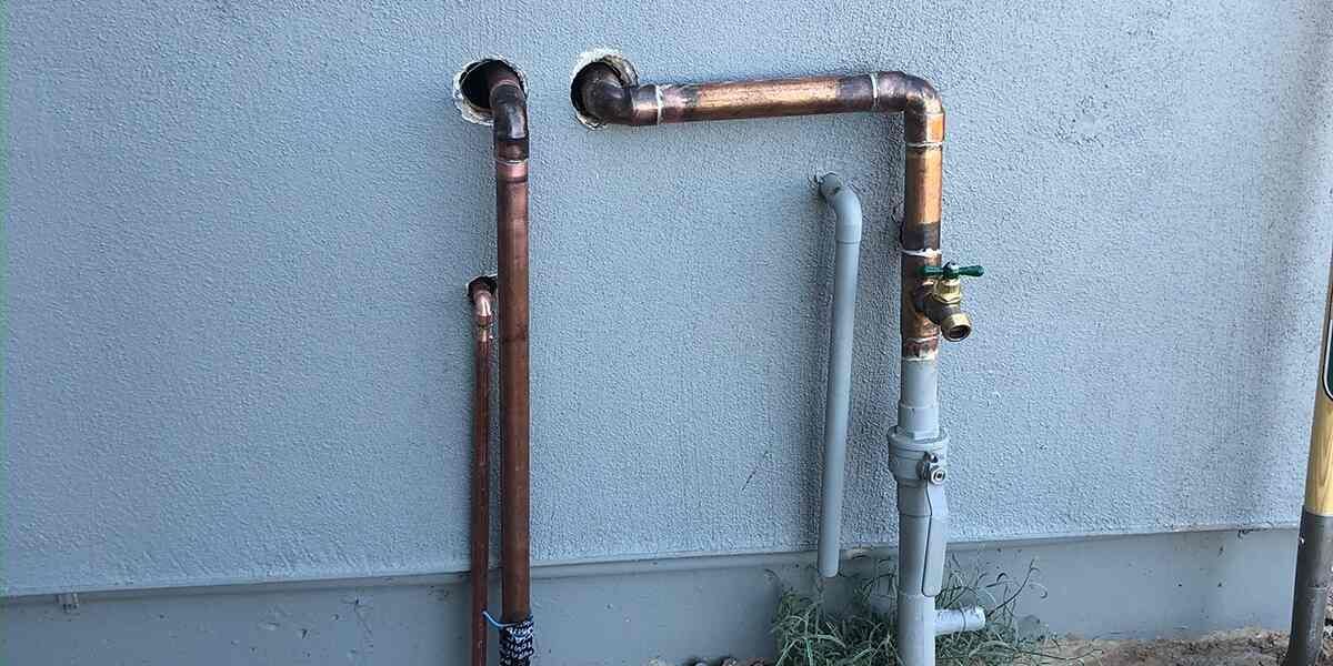 should i turn off water if pipes are frozen