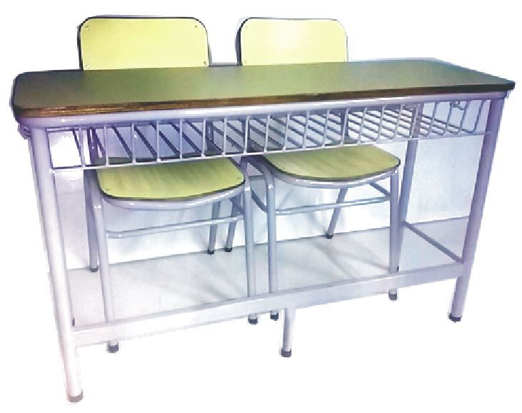 Pupitre escolar con dos sillas adosadas, estructura de metal y tablero de madera.