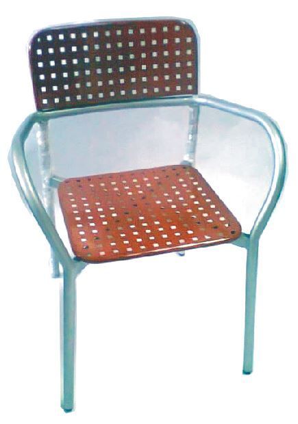 Silla de metal con asiento y respaldo perforado de color marrón.