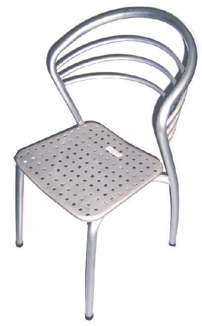 Silla de metal plateado con asiento perforado y respaldo curvado.