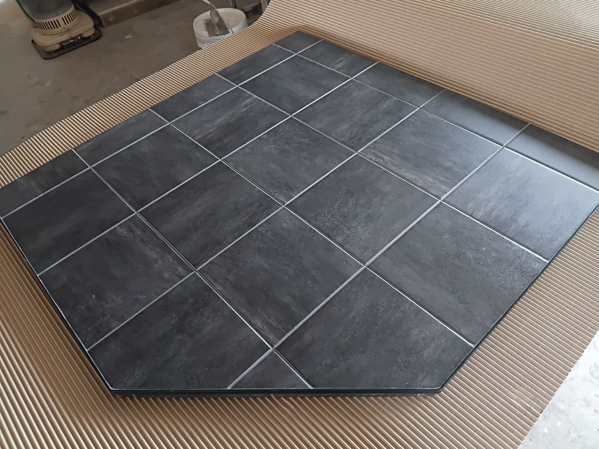 900 x 900 Cnr 
Huston Basalto 200 x 200
Black Alloy Trim