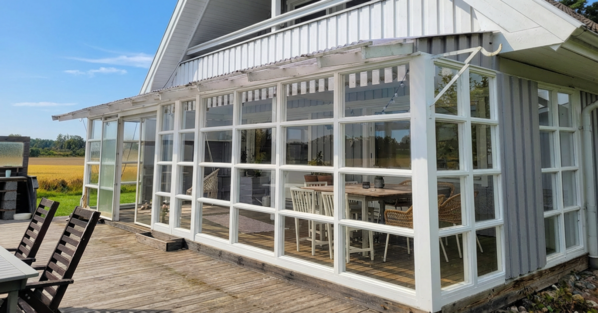 En inglasad uteplats och trädäck.