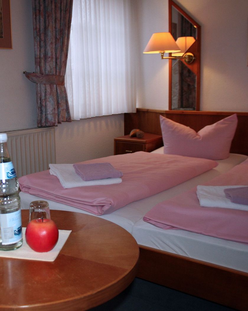 Ein Hotelzimmer mit zwei Betten und einem Tisch