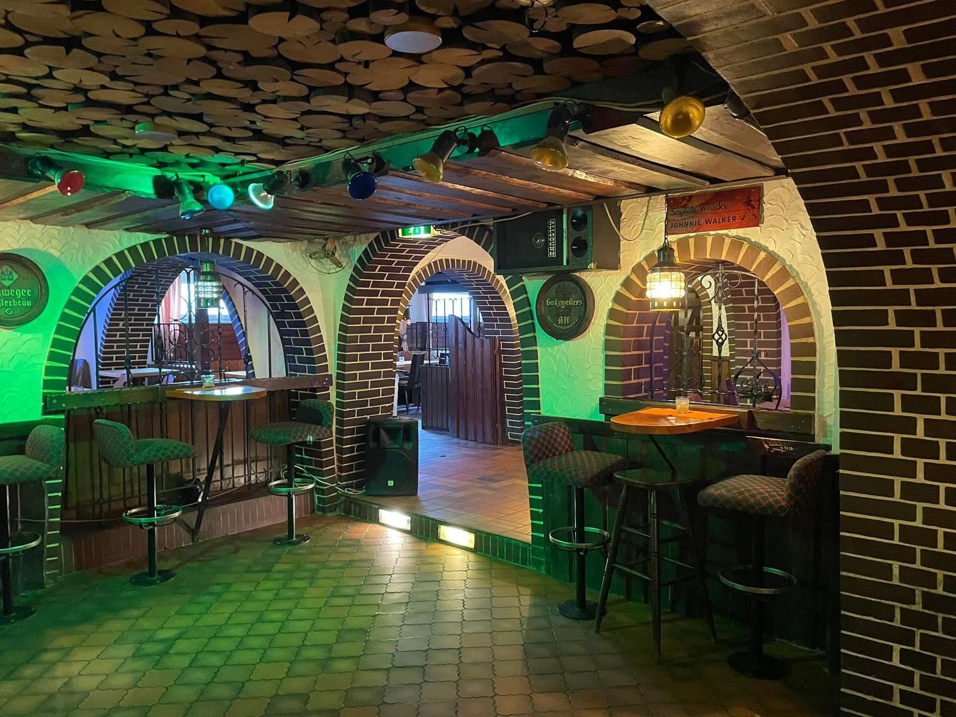 Ein Backsteingebäude mit einer Bar und Hockern darin