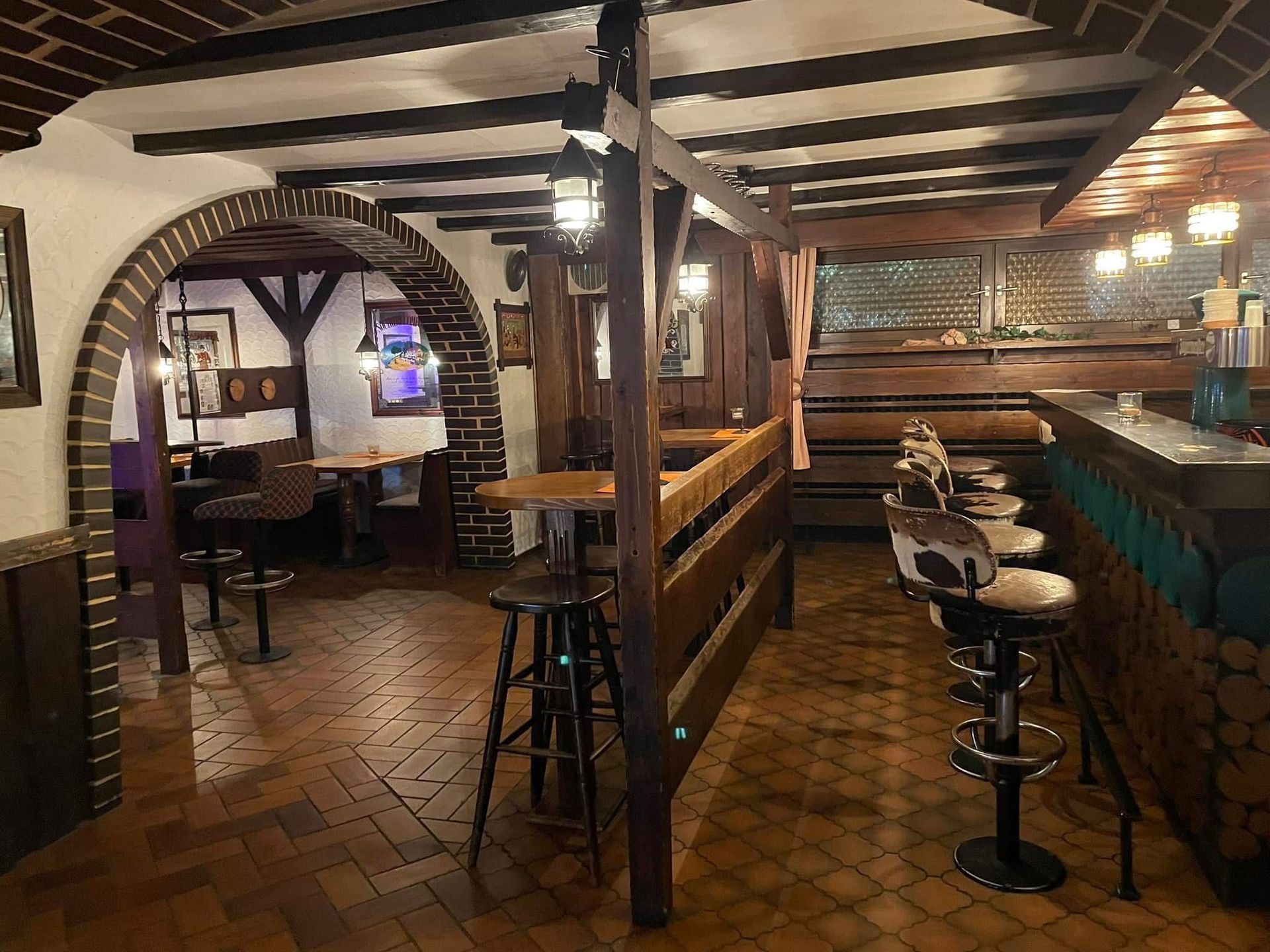 Ein Restaurant mit Tischen und Hockern und einer Bar