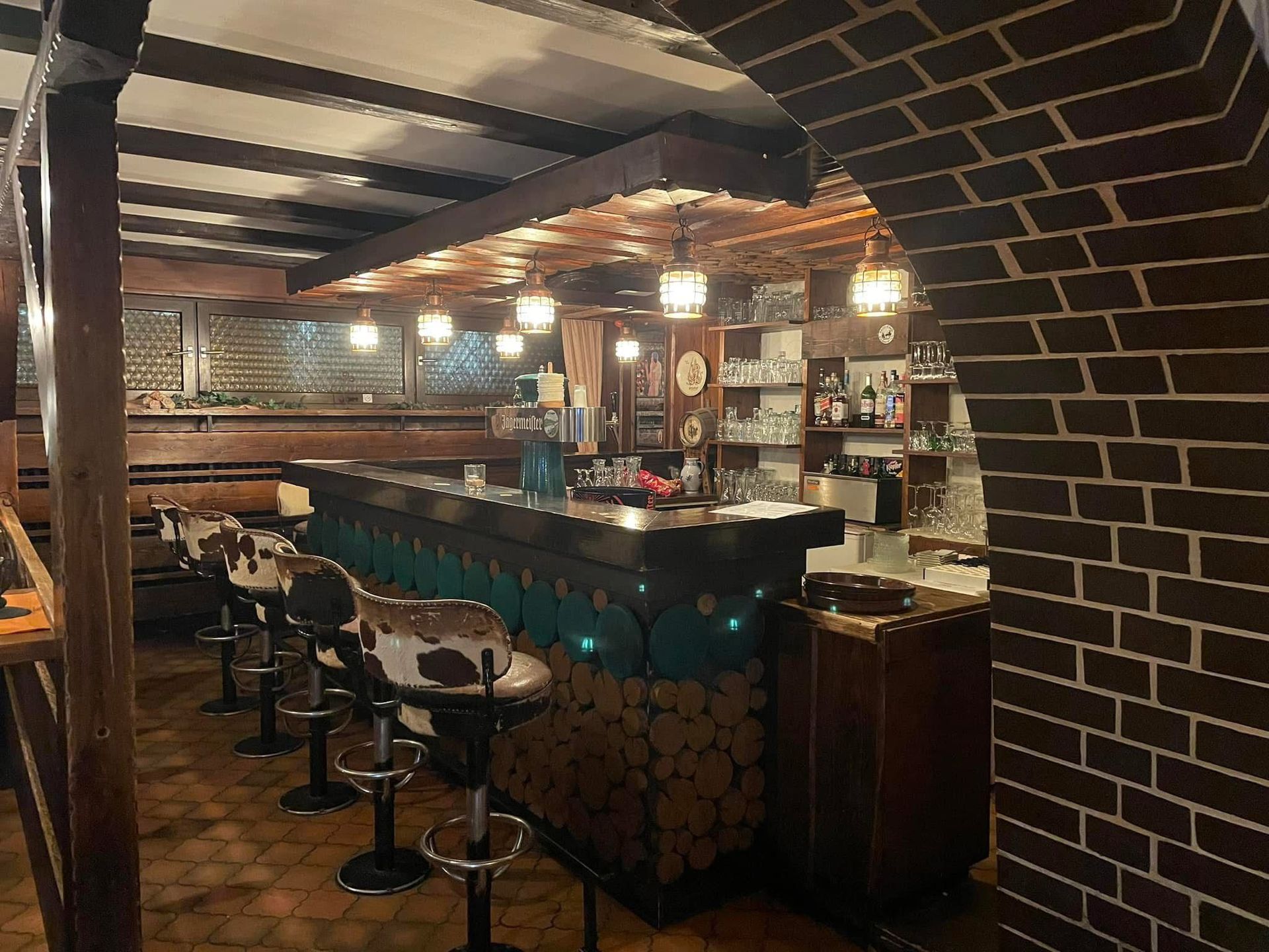 Eine Bar in einem Restaurant mit einer Backsteinmauer
