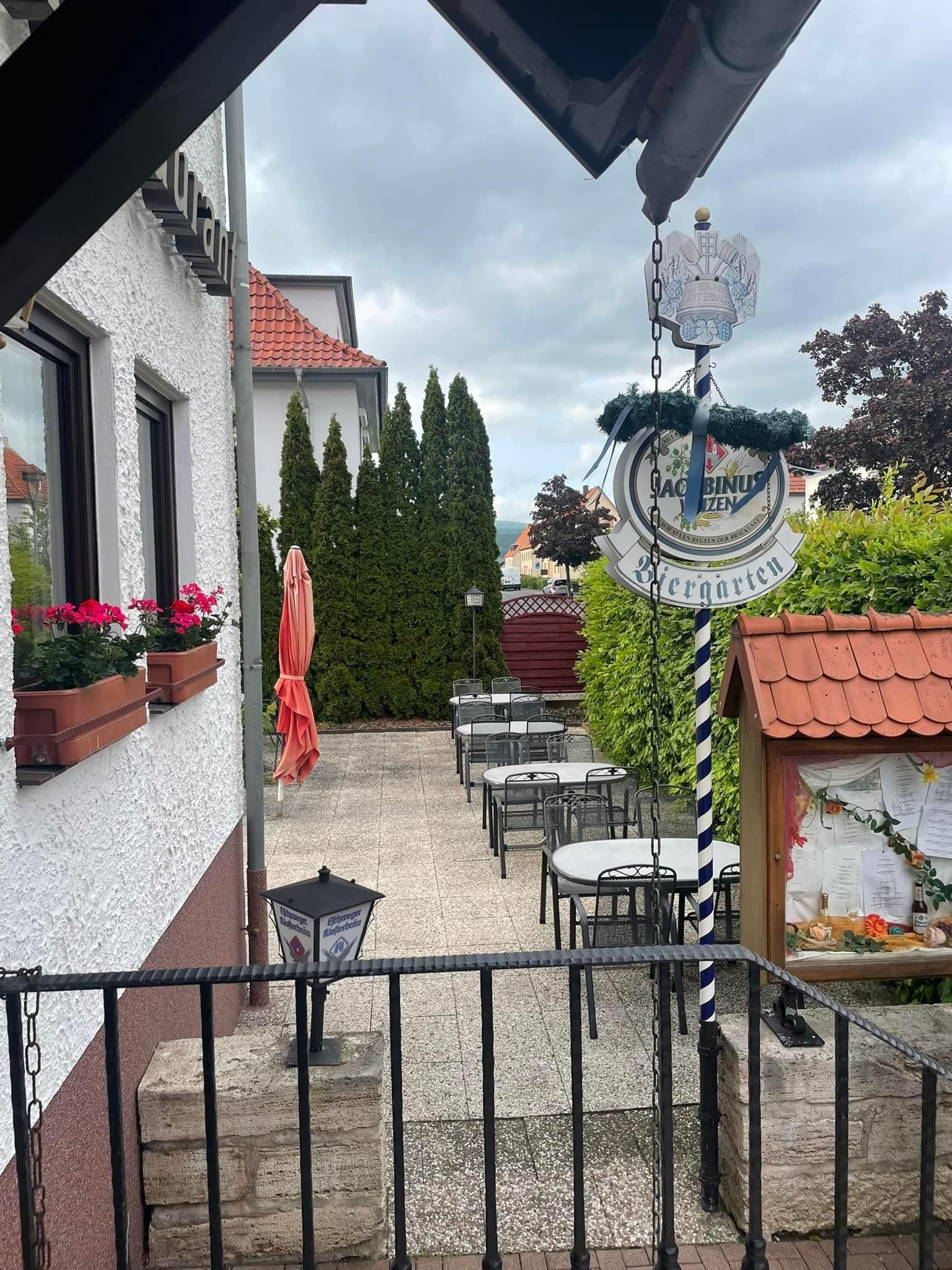 Ein Blick von einem Balkon auf die Terrasse eines Restaurants.