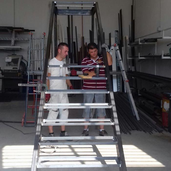 tecnici in sede mentre effettuano una lavorazione