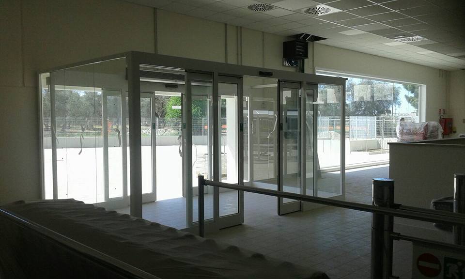 ingresso negozio con porte in vetro automatiche