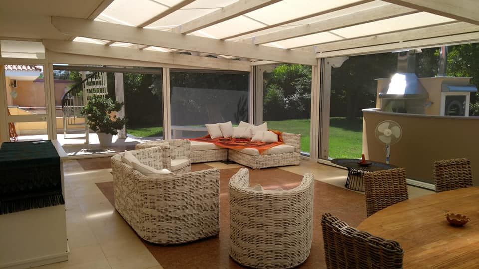 terrazza con pareti in vetro