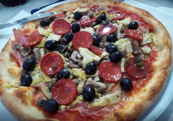 Pizza con salamino e olive nere