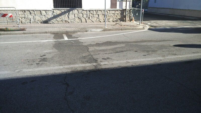 detriti su manto stradale