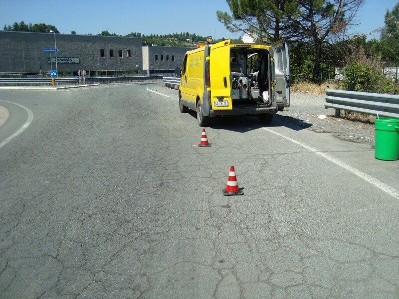 furgone di intervento per messa in sicurezza del manto stradale