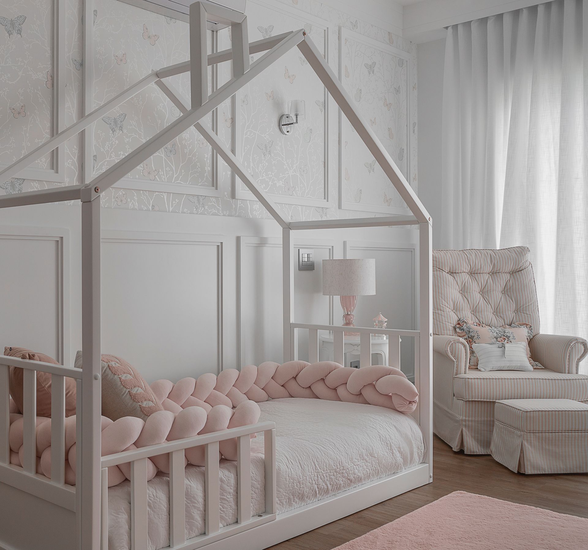 Um quarto com uma cama em forma de casa