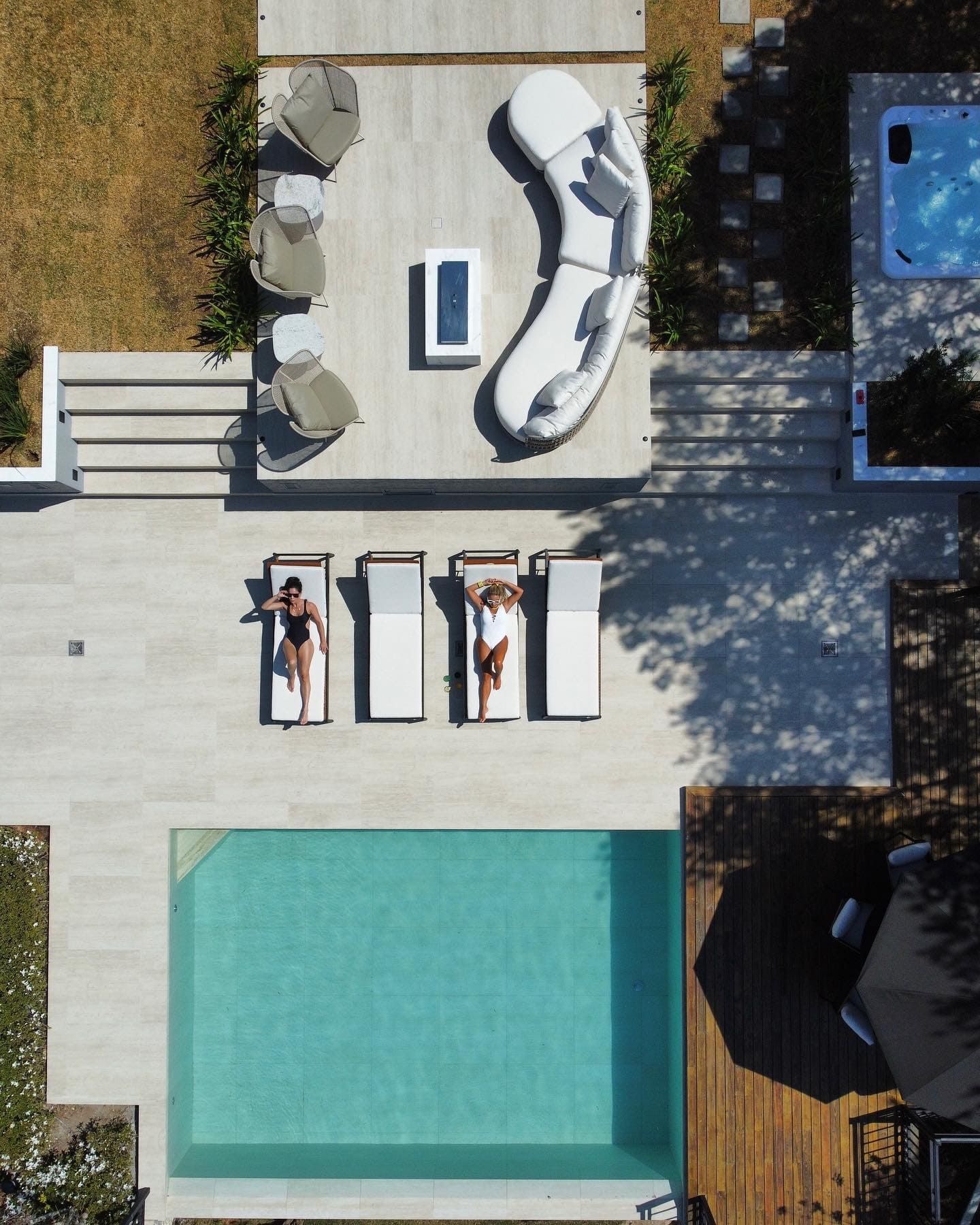 Uma vista aérea de uma casa com piscina