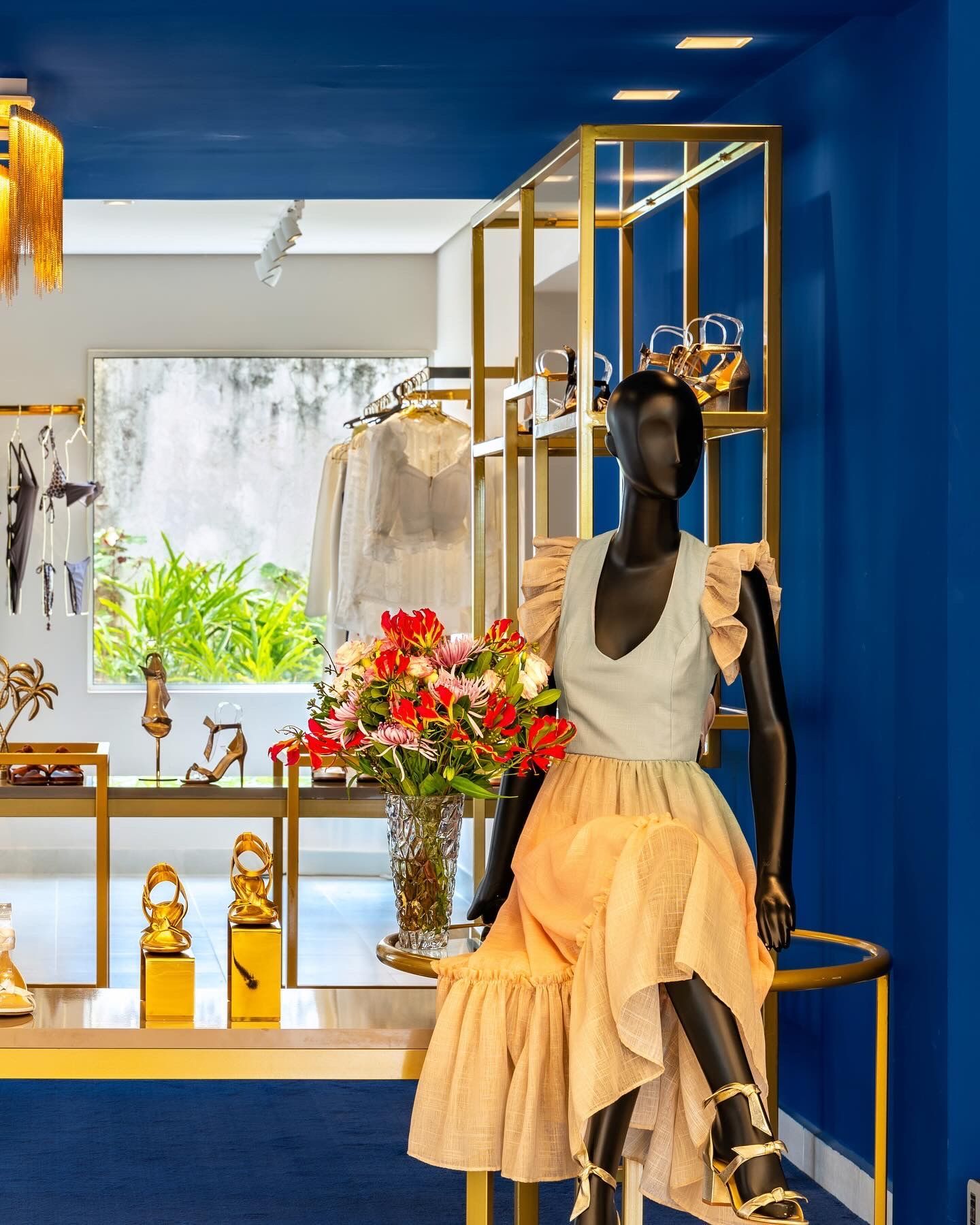 Um manequim está sentado em uma mesa em uma loja.