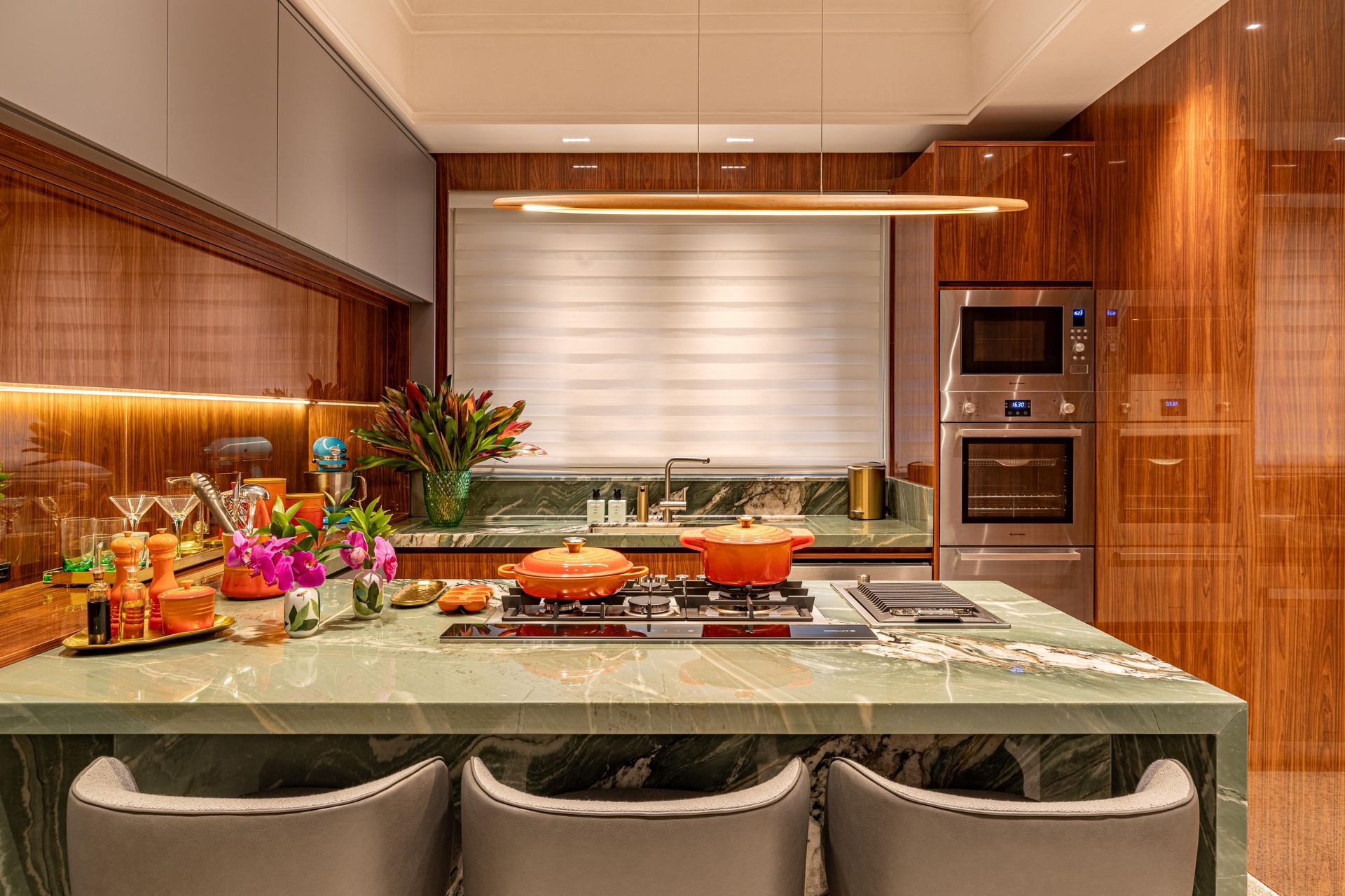 Uma academia em casa com uma esteira e um espelho grande.