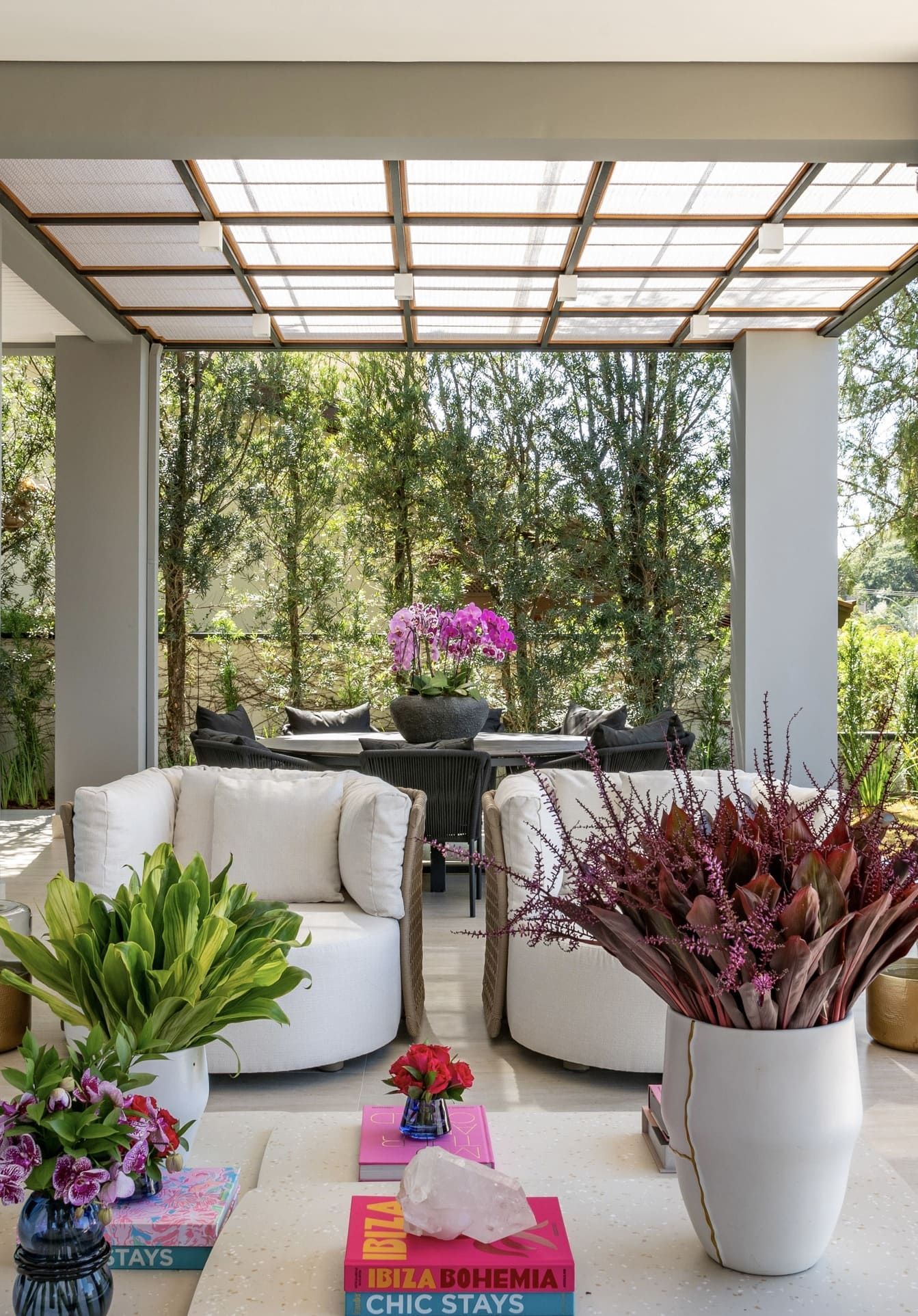 Uma sala de estar cheia de móveis e plantas em vasos.