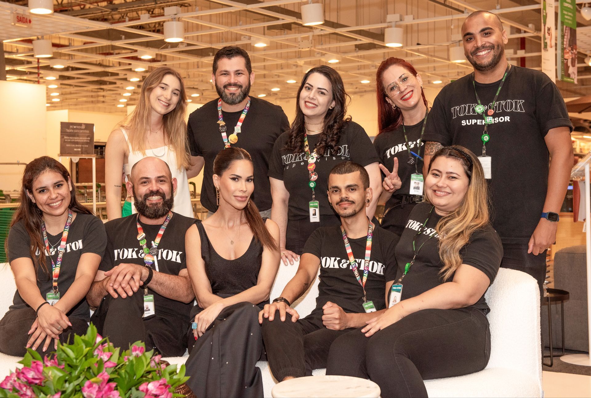 Um grupo de pessoas está posando para uma foto em uma loja.