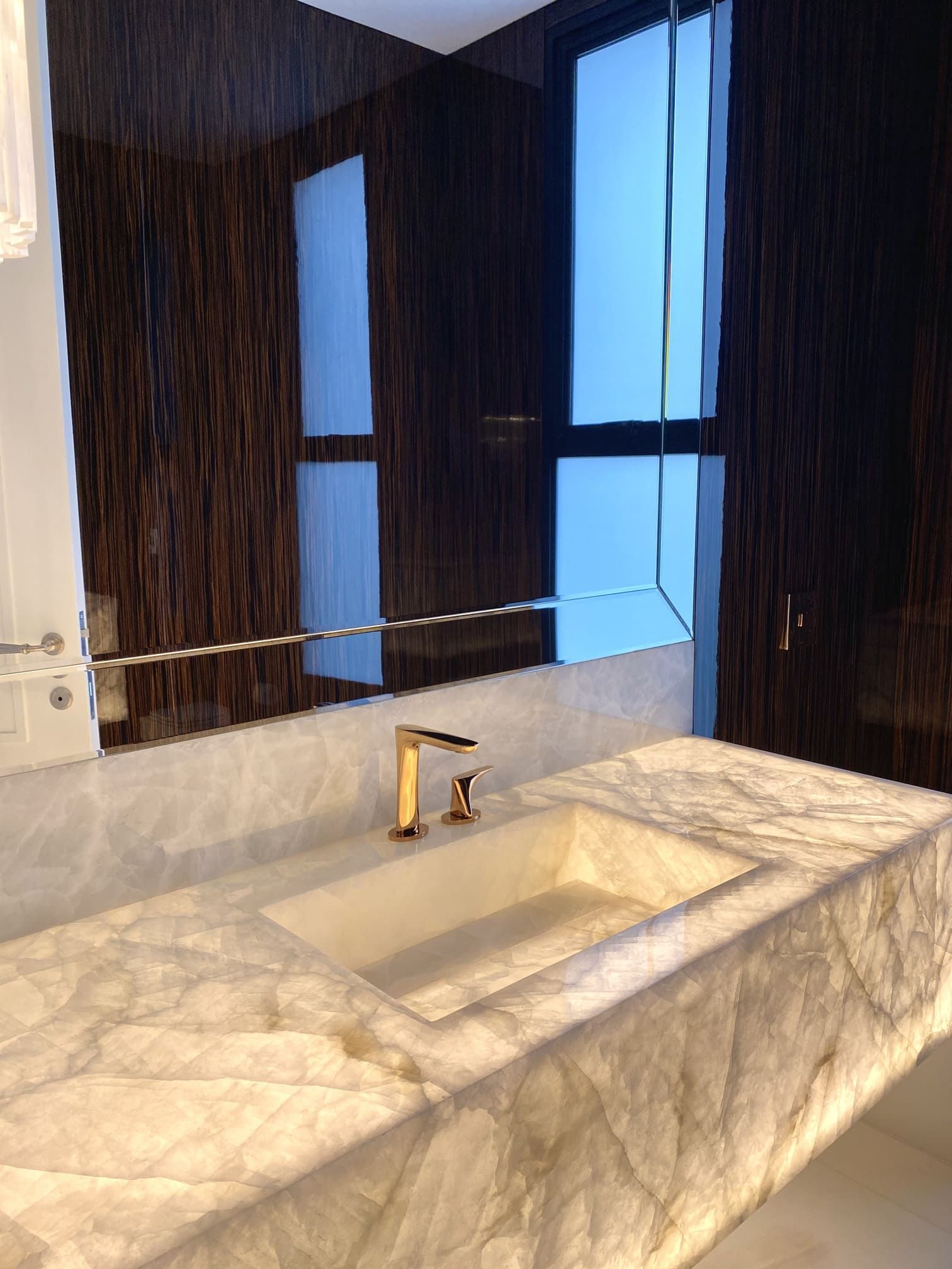 Um banheiro com uma pia e um espelho