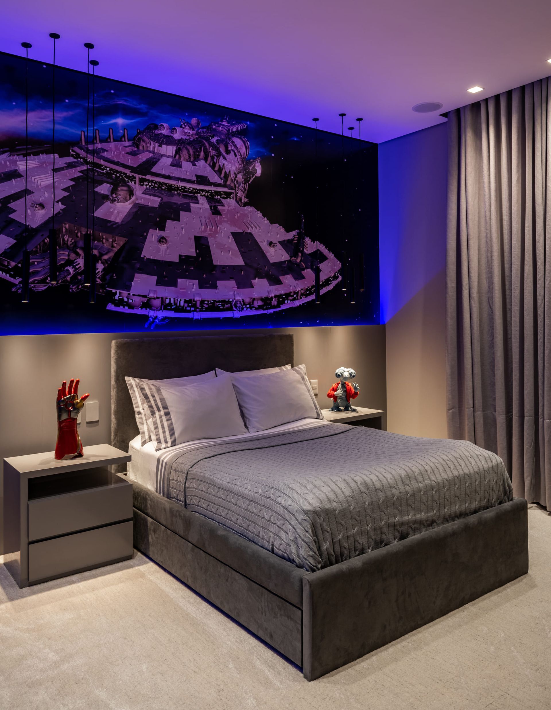 Um quarto com uma cama grande e uma foto de uma nave espacial na parede.