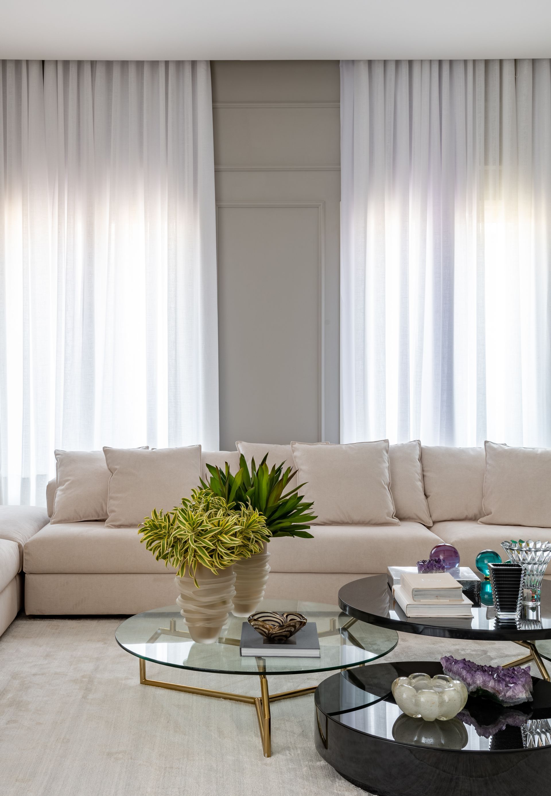 Uma sala de estar com um sofá e uma mesa de centro