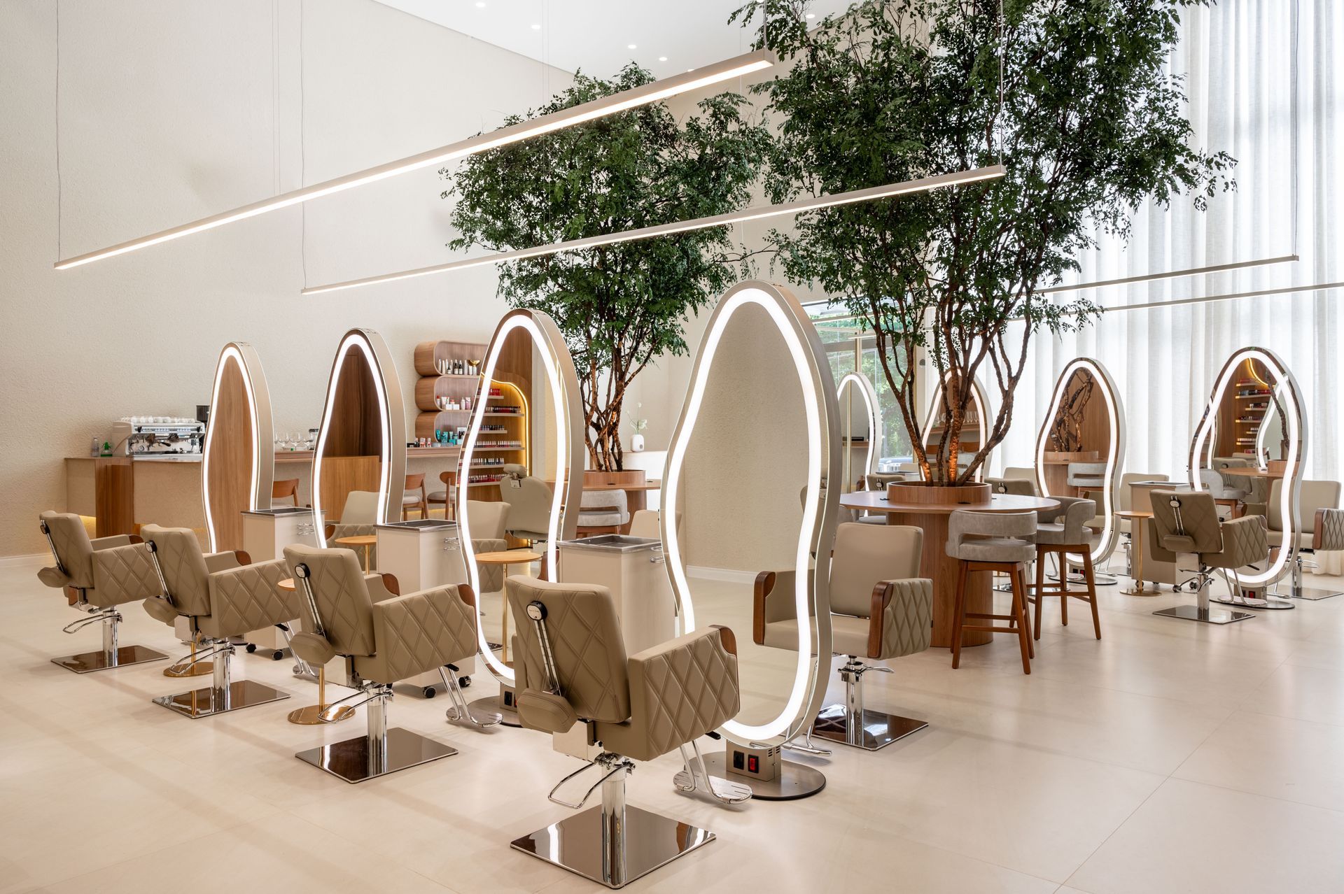 Uma representação de um salão de cabeleireiro com muitas cadeiras e espelhos.