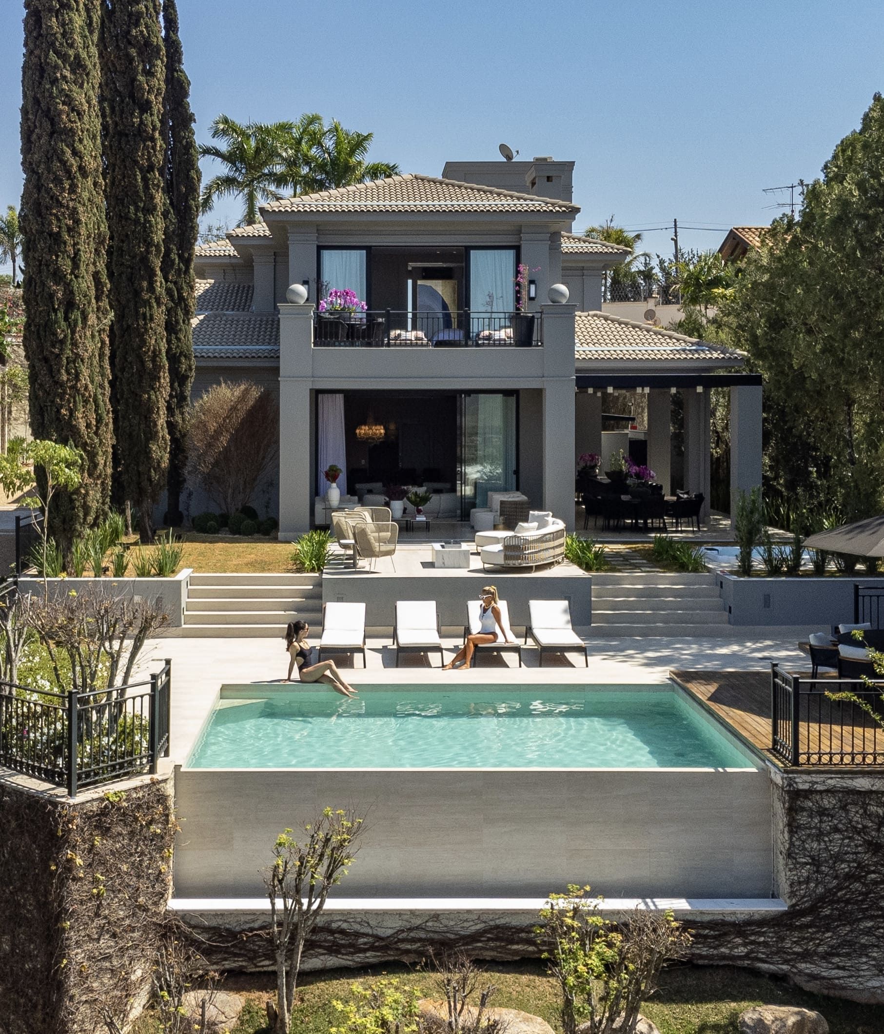 Uma casa grande com uma piscina na frente
