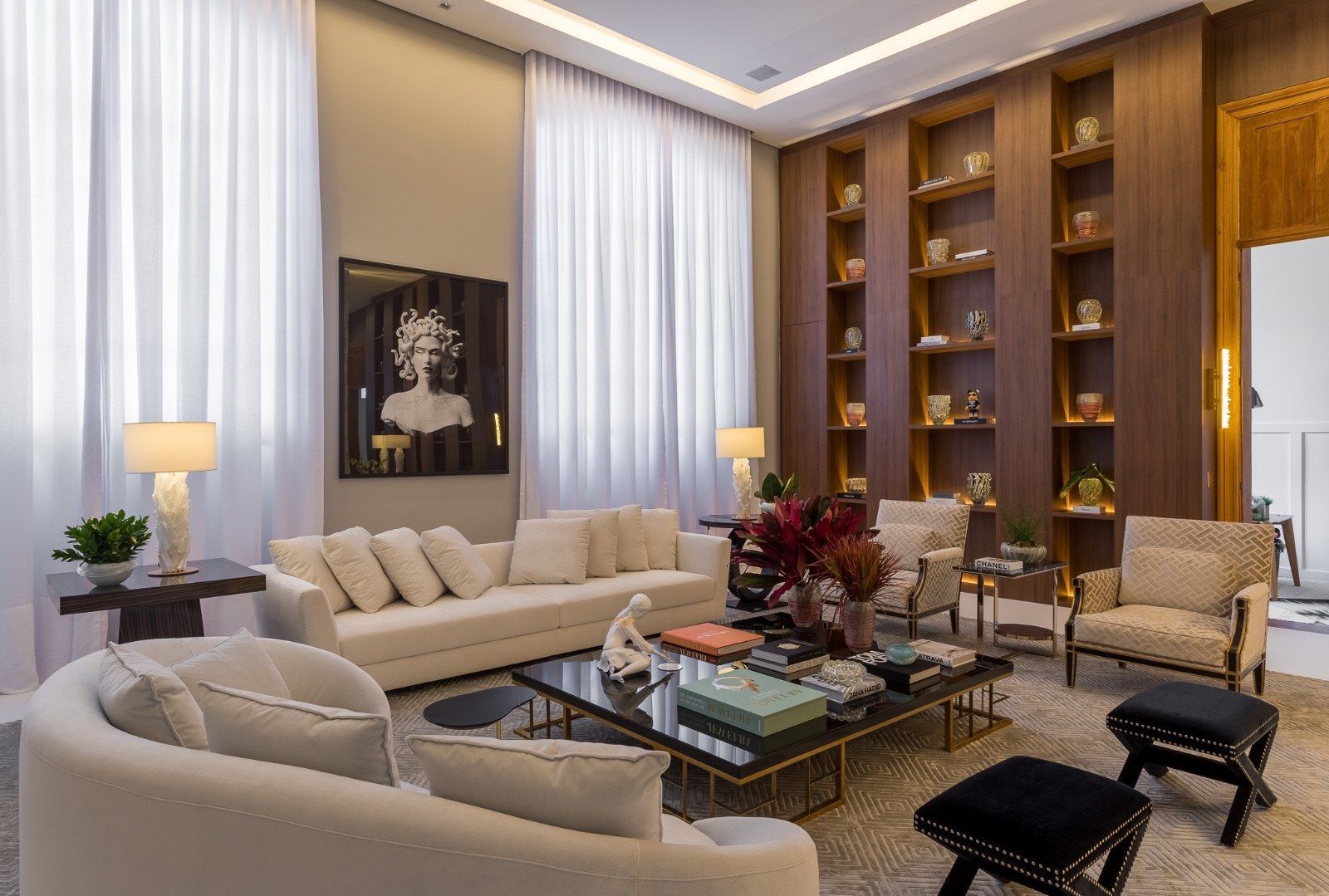 Uma sala de estar com um sofá, cadeiras e uma mesa de centro.