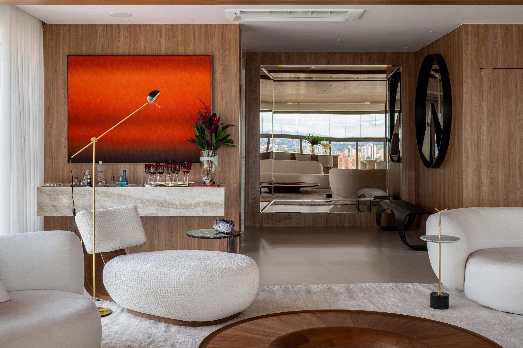 Uma sala de estar com um sofá, cadeiras e uma mesa de centro.