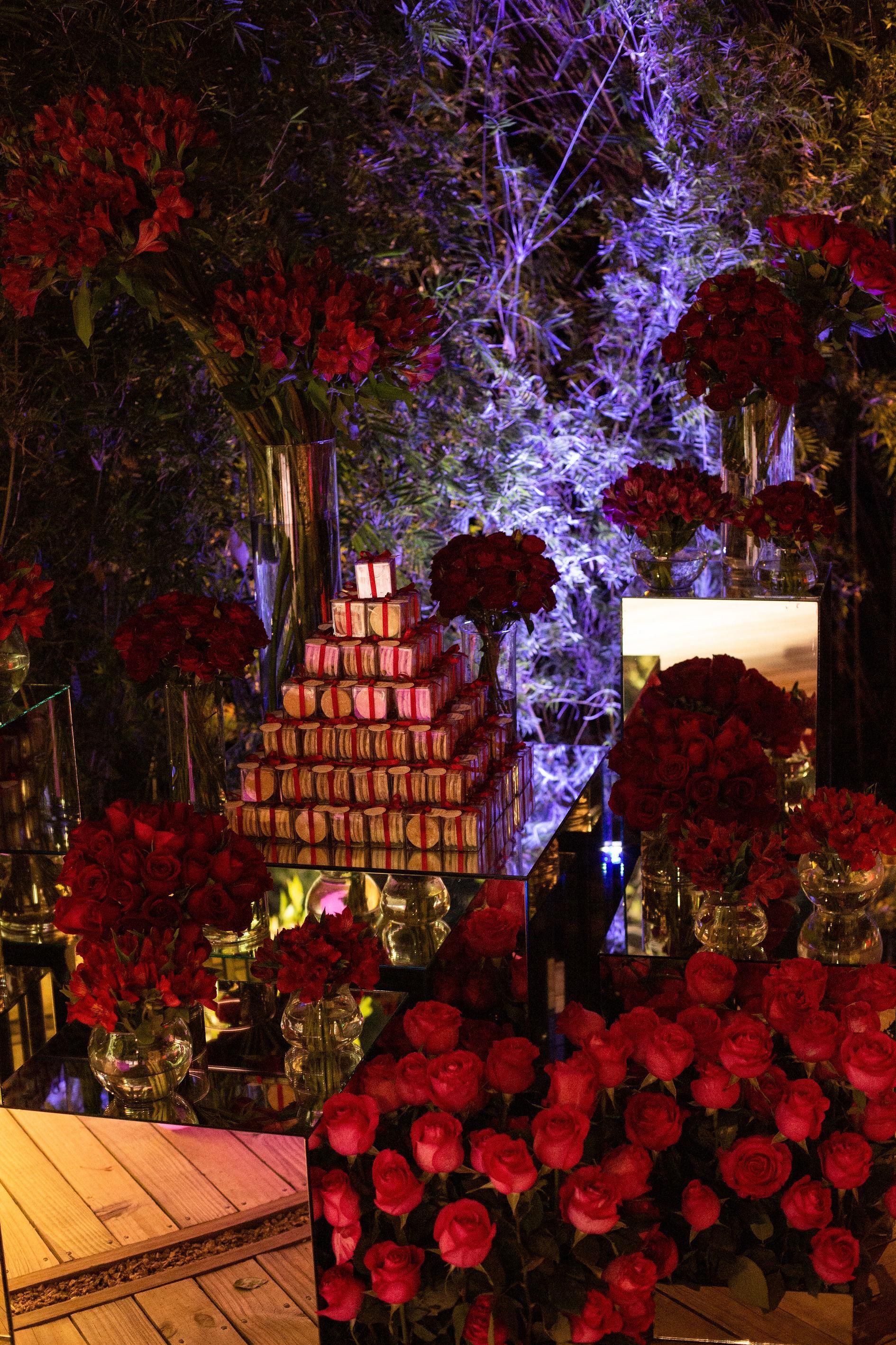 Uma sala cheia de rosas vermelhas e velas