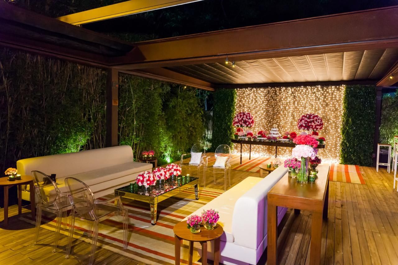 Uma sala de estar cheia de móveis e uma mesa com flores.