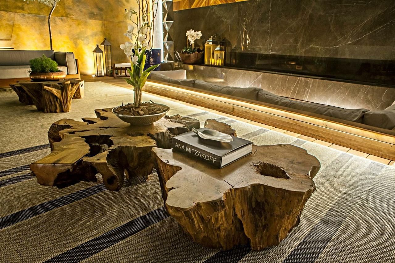 Uma mesa de madeira com um livro sobre ela em uma sala de estar.