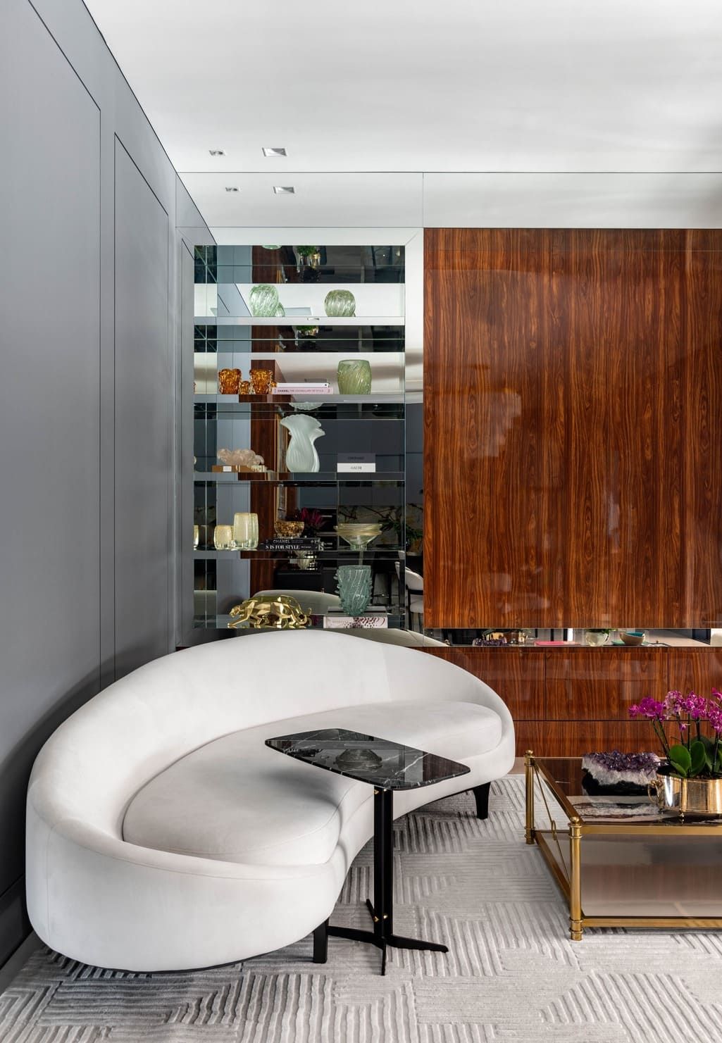Uma sala de estar com um sofá branco e uma mesa de centro.
