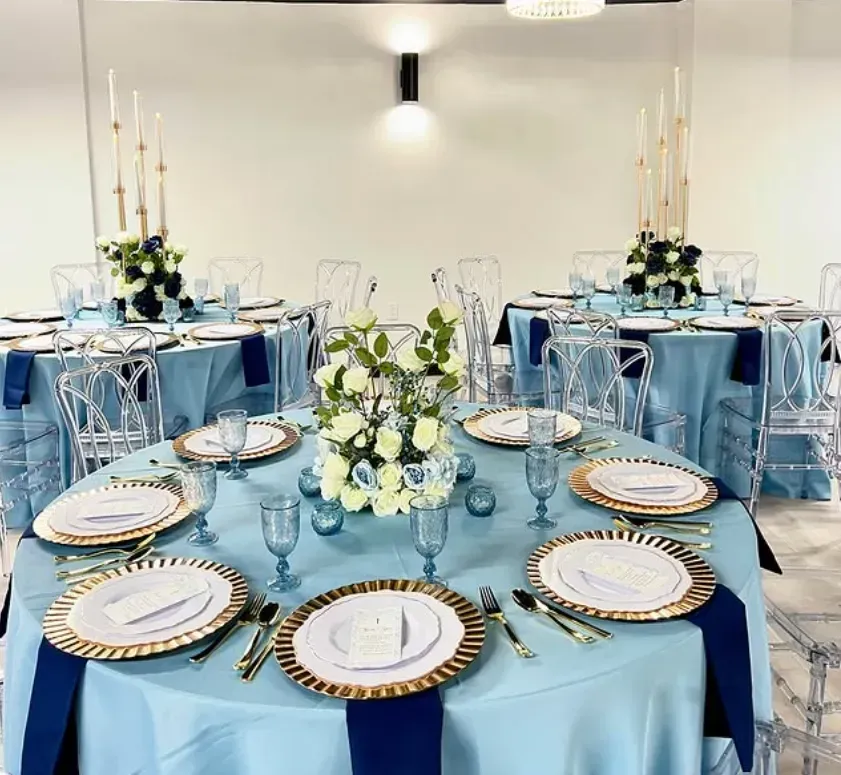 Elegant blue-and-white banquet table set with gold-rimmed plates