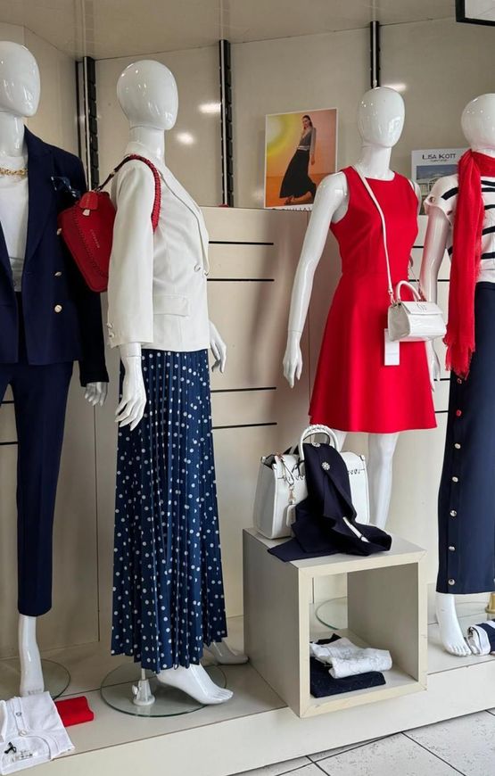 Vendita di abiti eleganti e casual