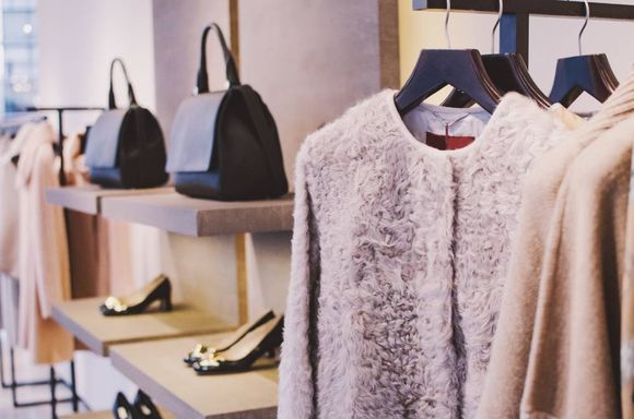 Abiti eleganti in vendita in un negozio