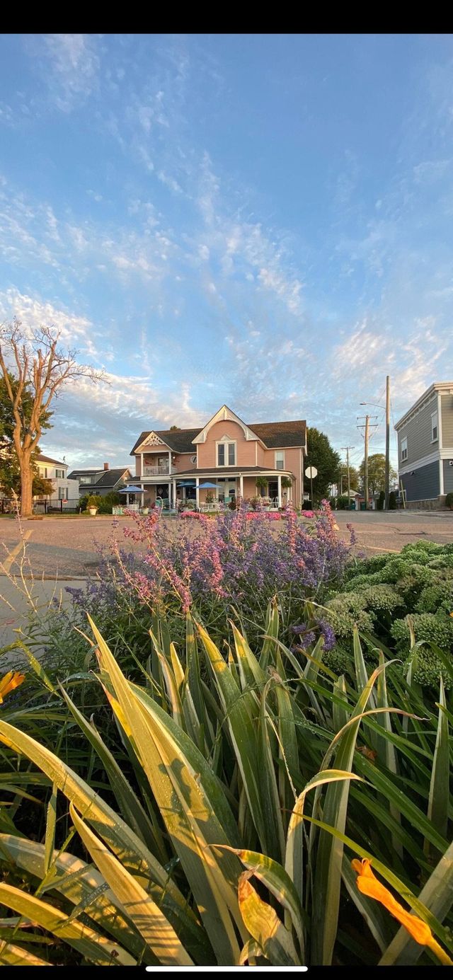 Bed & Breakfast - The Pink House - New Baltimore, MI