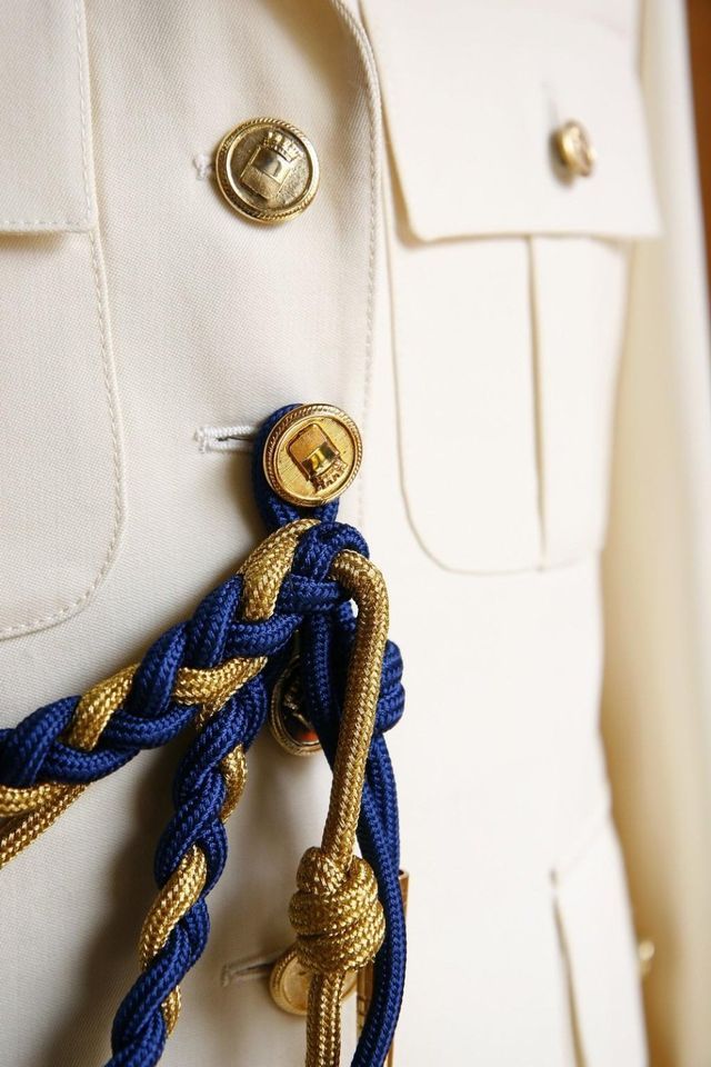 dettaglio alta uniforme militare