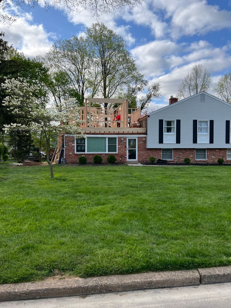 A house with a roof that is being built on top of it.