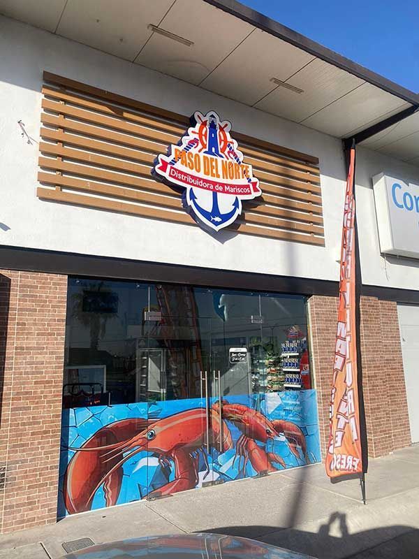 Equipo preparando mariscos con higiene y control de calidad